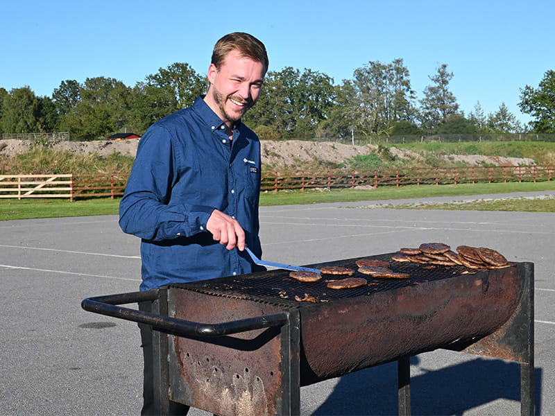Hannes grillar hamburgare