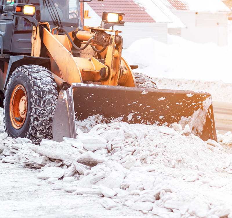 Traktor som skottar snö
